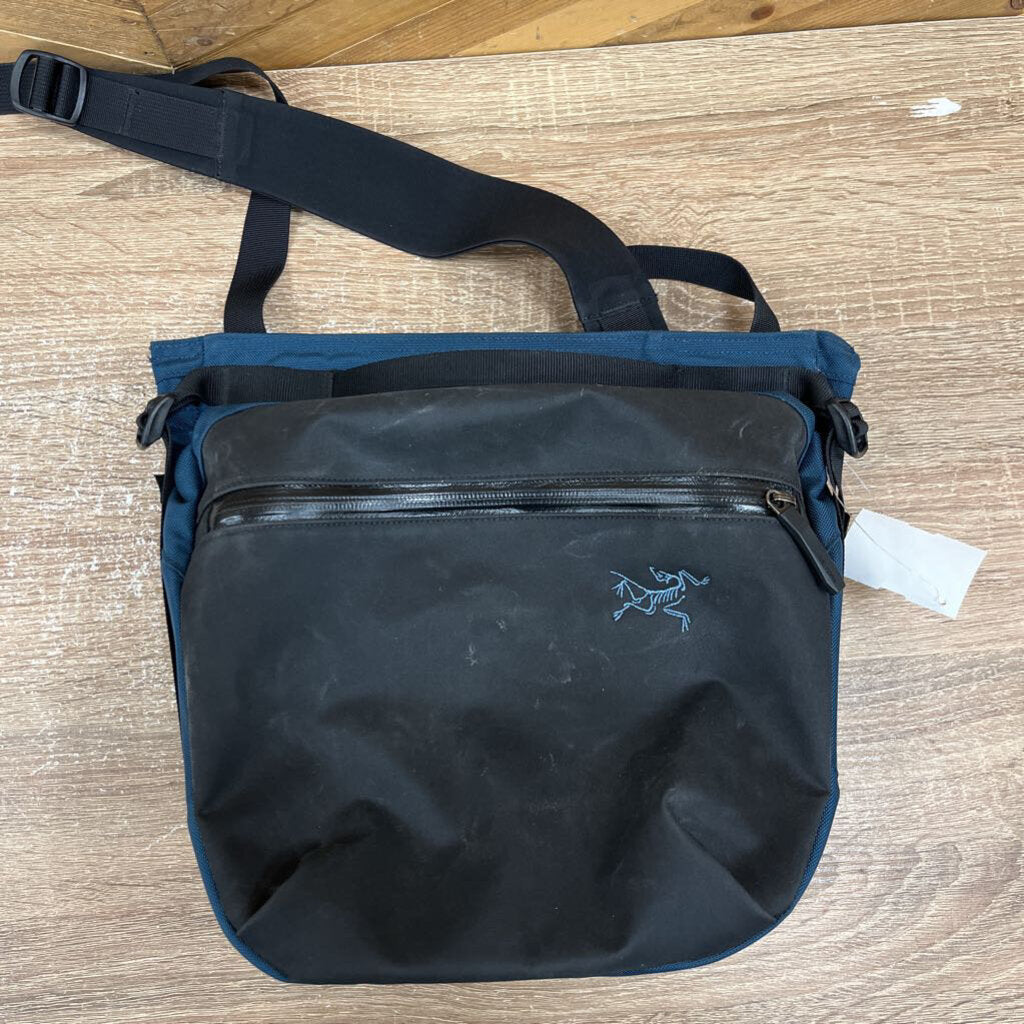 Arc'Teryx- Arro 8 shoulder bag- MSRP $120: Black/Navy
