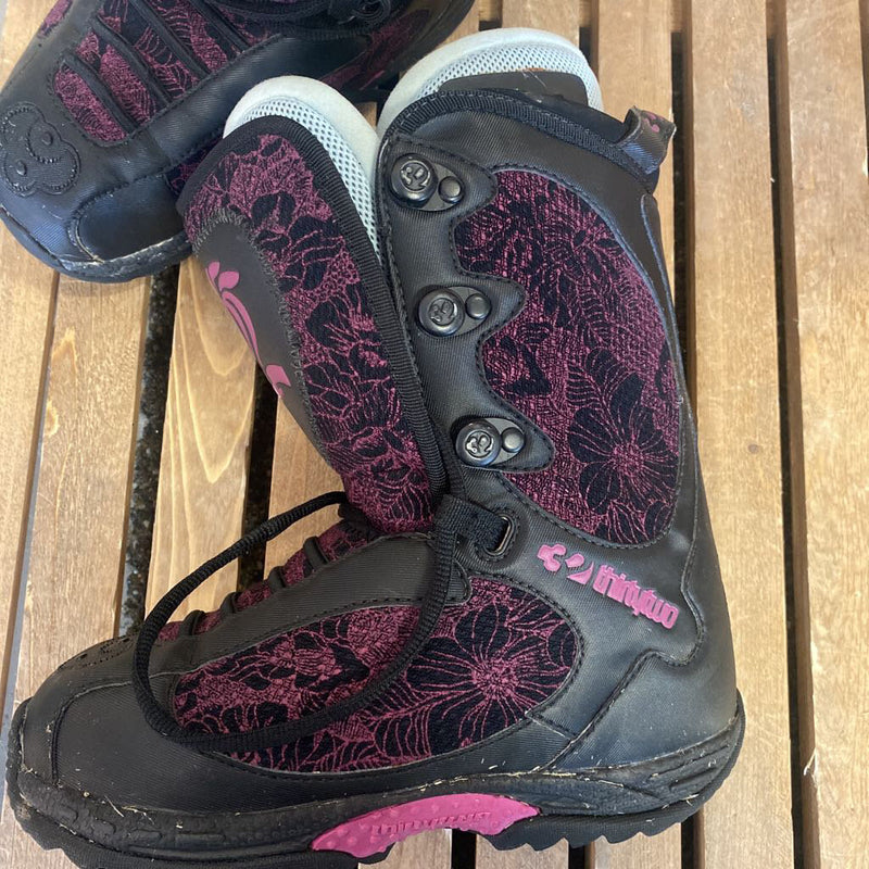 ThirtyTwo - Vela Snowboarding Boots- MSRP $240: Black/Pink Flower Embroidery-unisex-6 women