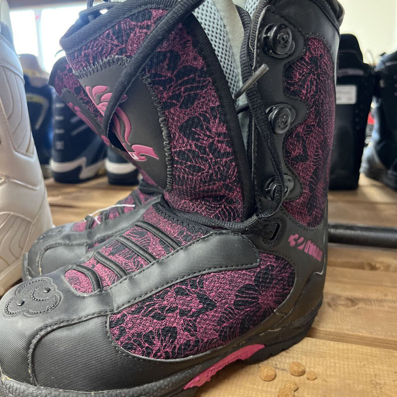 ThirtyTwo - Vela Snowboarding Boots- MSRP $240: Black/Pink Flower Embroidery-unisex-6 women