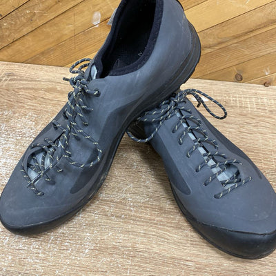 Arc'teryx - Women's Acrux SL GTX Approach Shoes - MSRP $270: Grey-women-W10