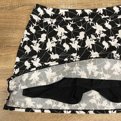 Tranquility - Women's Skort: Black and white flowers -women-XXL