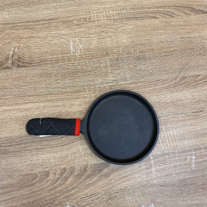 Skookie - Mini Cast Iron Skillet - MSRP comp $20: Black/Red--7"