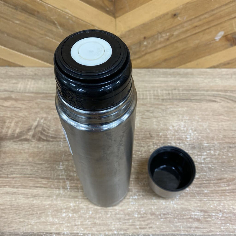 Insulated vacuum sealed bottle with case : --silver