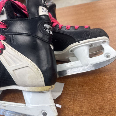 CCM- pro youth hocket skates: B;ack white -children-2.5y