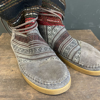 Toms - Women's Nepal Suede Boots : Grey/Black/Multi-women-W8