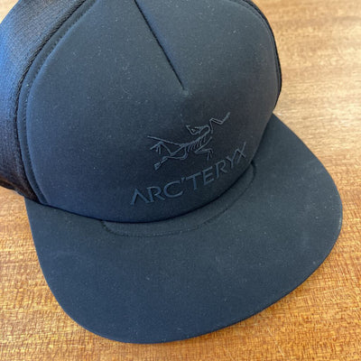 Arc'teryx - Logo Trucker Flat Hat - MSRP $45: Black-unisex-O/S