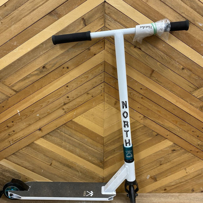 North - Hatchet Complete Scooter - MSRP $199: White/Blue--