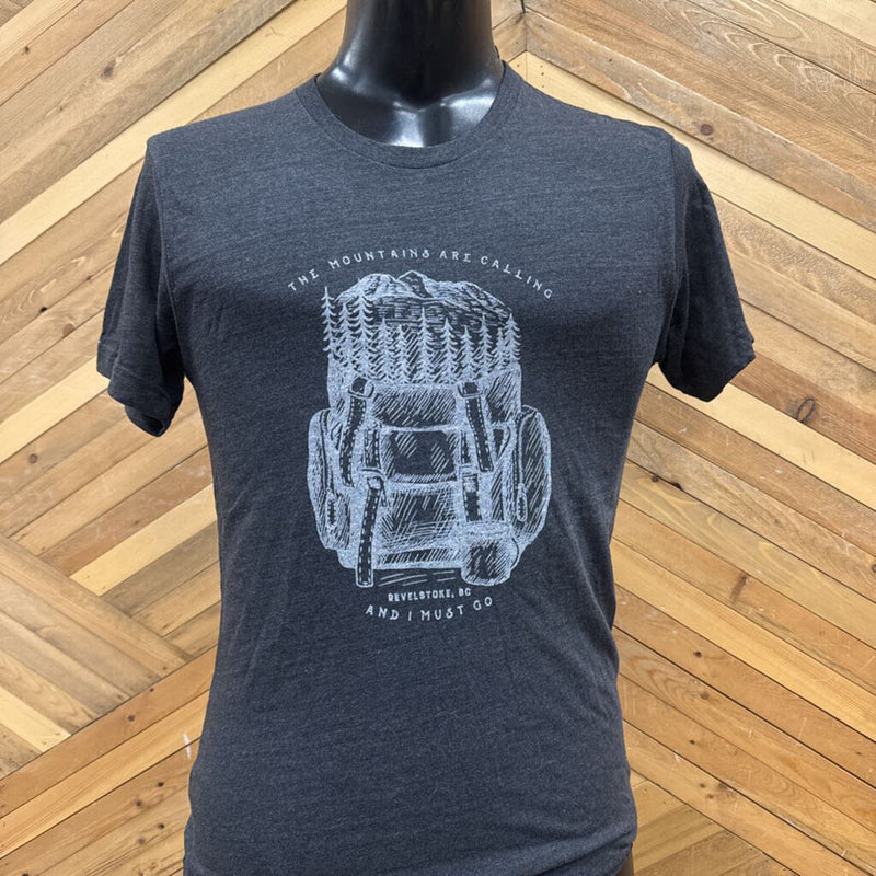 Little Town Apparel - Mountains Are Calling T-Shirt Revelstoke : black-unisex-MD
