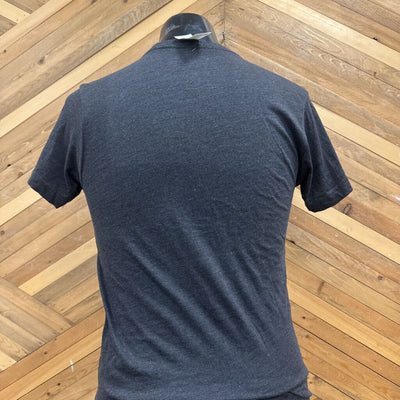 Little Town Apparel - Mountains Are Calling T-Shirt Revelstoke : black-unisex-MD