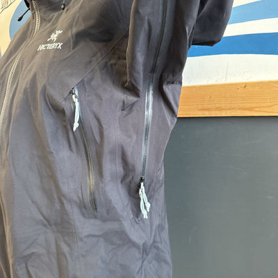 Arc'teryx- Women's Beta AR Jacket- MSRP $800: black-women-LG