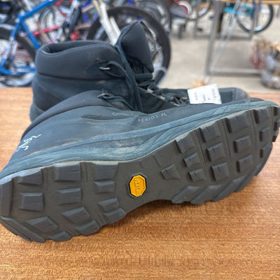 Arc'teryx - Aerios FL Mid GTX Men's Hiking Boots- MSRP $240: Orion/Proteus-men-10.5