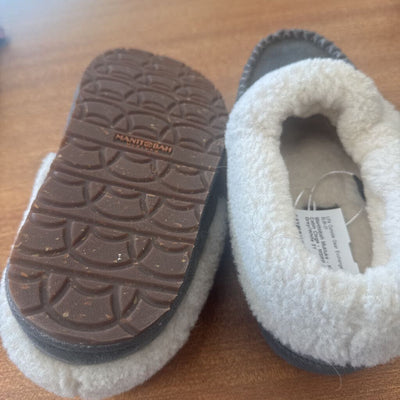 Manitobah Mukluks - Kids Cabin Clogs - MSRP comp $65: Grey/White-children-3Y