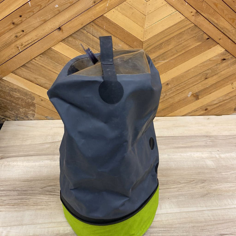 Nemo Helio Pressure Shower: black and green-unisex-11L