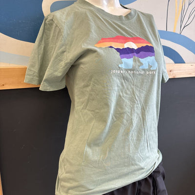Jasper National Park - Bear Graphic T-Shirt: green-women-XS