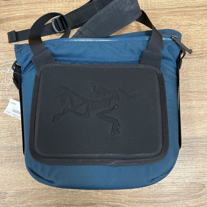 Arc'Teryx- Arro 8 shoulder bag- MSRP $120: Black/Navy -- – Life